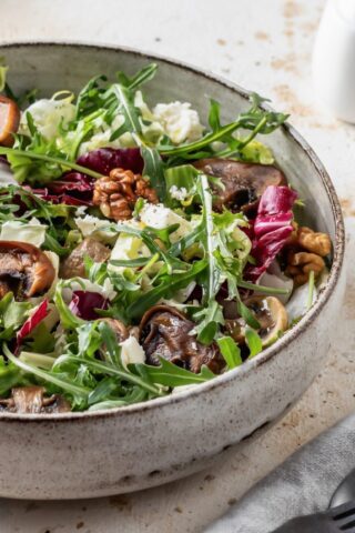 Салат с грибами, сыром фета и грецкими орехами