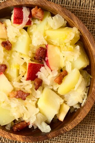 Салат с квашеной капустой, картошкой, яблоком и беконом