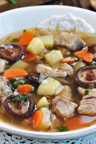 Суп с сушёными грибами, курицей и гречкой