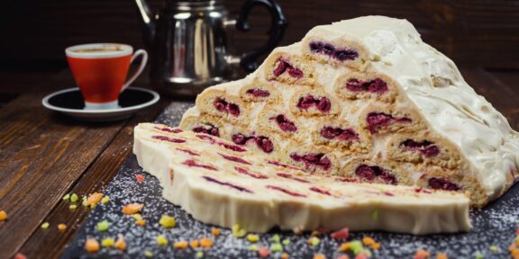 11 потрясающих тортов с замороженной или свежей вишней
