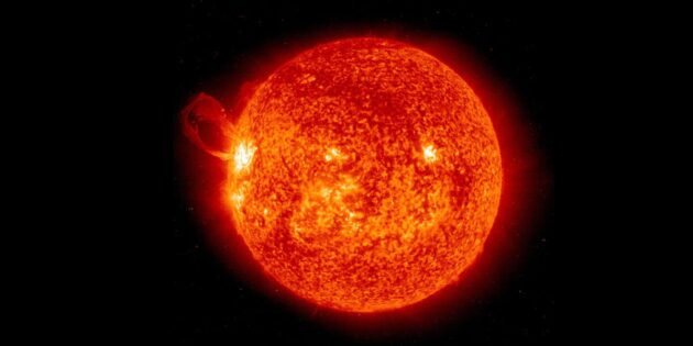 Солнце. Больше Земли в 109 раз и в 330 000 раз тяжелее