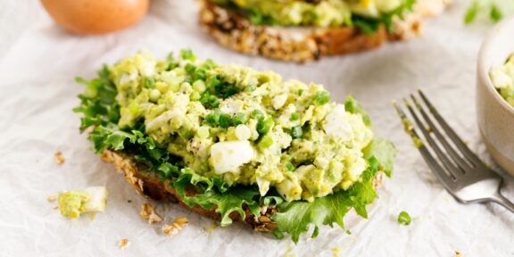 Бутерброды с авокадо, яйцами и зелёным луком: рецепт