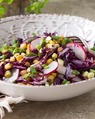 Салат с капустой, кукурузой и редисом