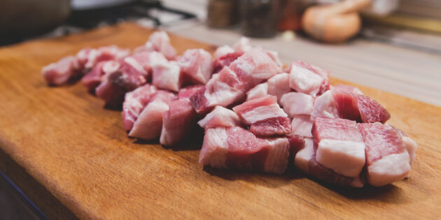Жаркое из свинины с чесночными штрудлями: нарежьте мясо