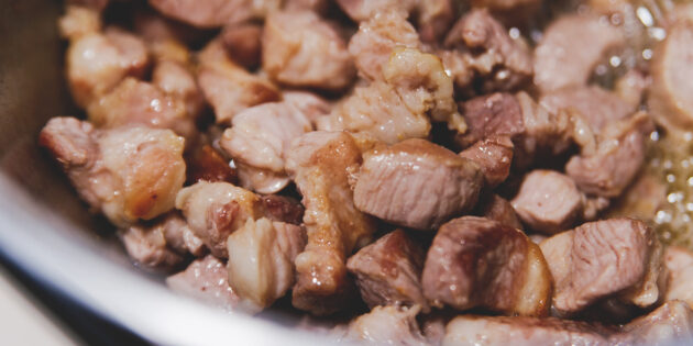 Жаркое из свинины с чесночными штрудлями: обжарьте мясо