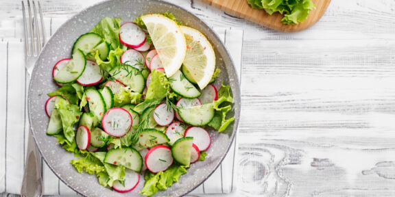 Салат с редисом, огурцом и лимонной заправкой: рецепт