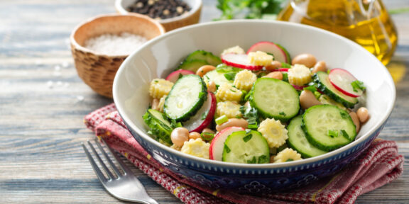 Овощной салат с фасолью и мини-кукурузой: рецепт