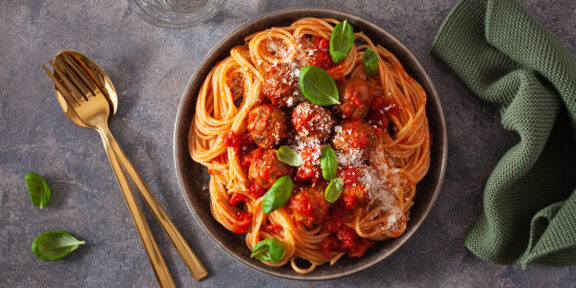 Спагетти с фрикадельками и томатным соусом: рецепт