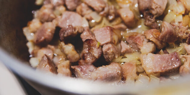 Жаркое из свинины с чесночными штрудлями: добавьте лук