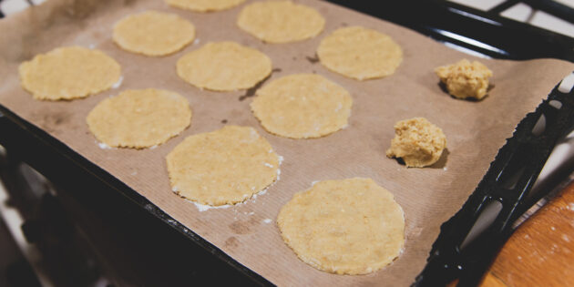 Овсяное печенье: выложите тесто на пекарскую бумагу