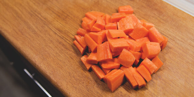 Нарежьте морковь