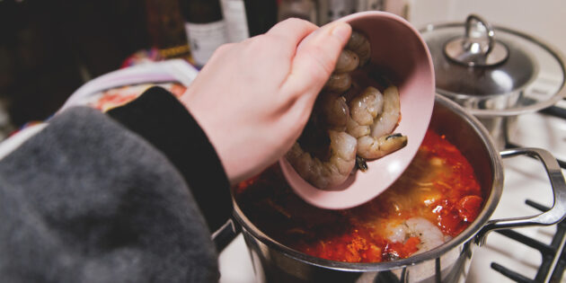 Простой том ям: добавьте в суп креветки