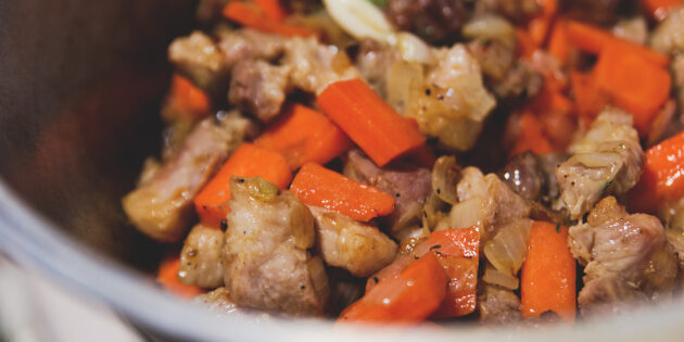 Жаркое из свинины с чесночными штрудлями: добавьте морковь и специи