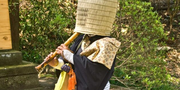 Монах комусо в традиционной шляпе-корзине