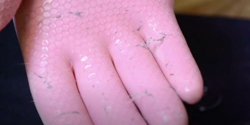 Как убрать шерсть с одежды: наденьте резиновые перчатки