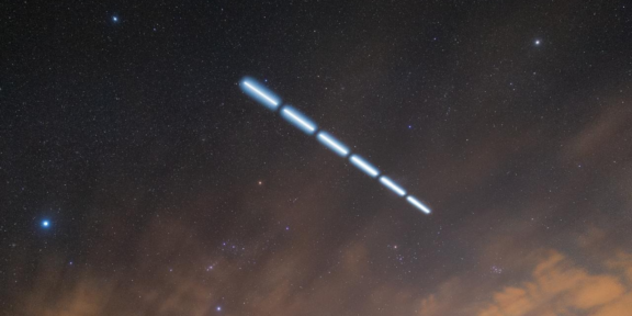 На фото показали пугающе идеальную пунктирную линию от умирающей ракеты SpaceX