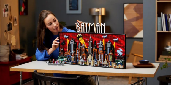 Lego представила большой набор с Готэм-сити из «Бэтмена» — его можно повесить на стене