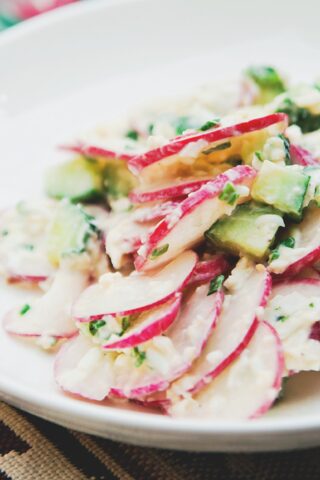 Рецепт с историей: весенний салат из редиски с яйцом и зелёным луком