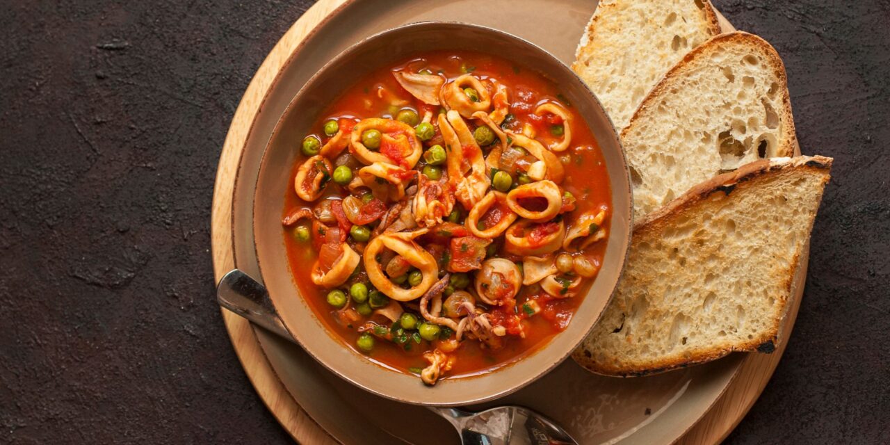 Squid in tomato sauce with green peas, Italian style