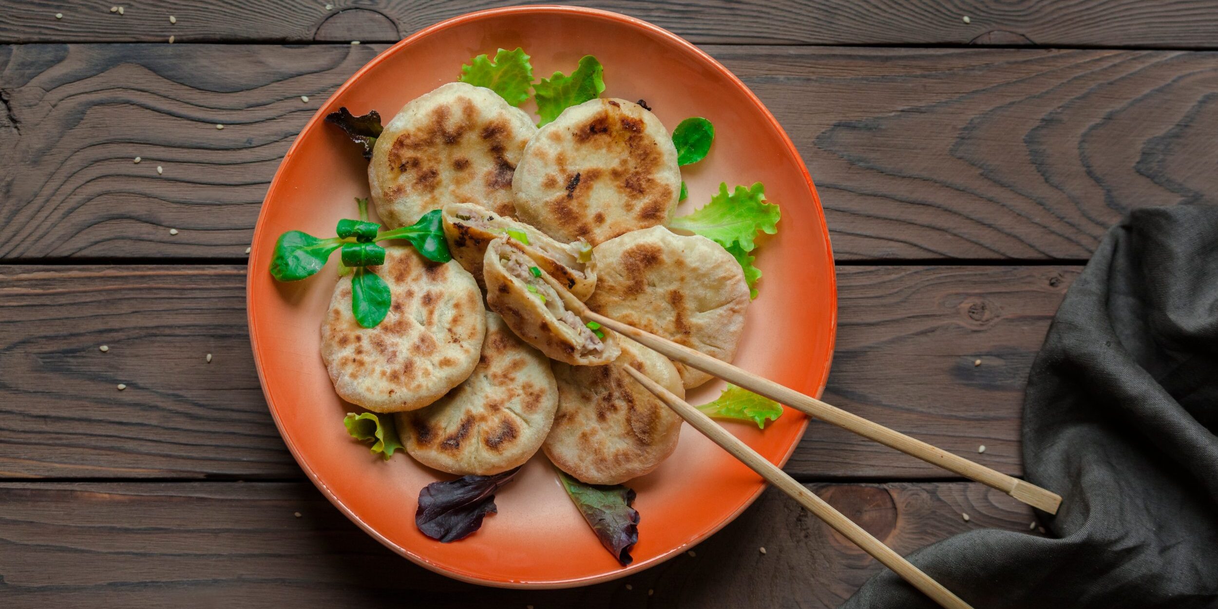 Китайские жареные пирожки с мясом: рецепт - Лайфхакер