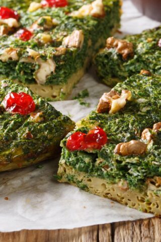 Кюкю — иранский омлет с зеленью в духовке