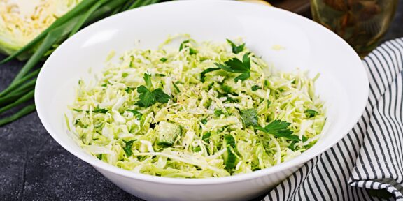 Салат с капустой, зелёным луком и огурцами: рецепт