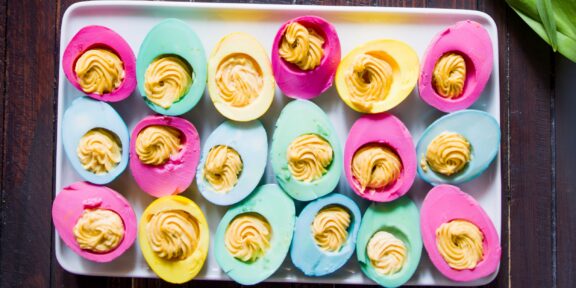 Разноцветные фаршированные яйца: рецепт