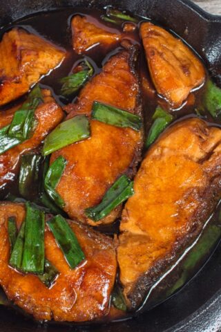 Карамелизированный лосось по-вьетнамски на сковороде