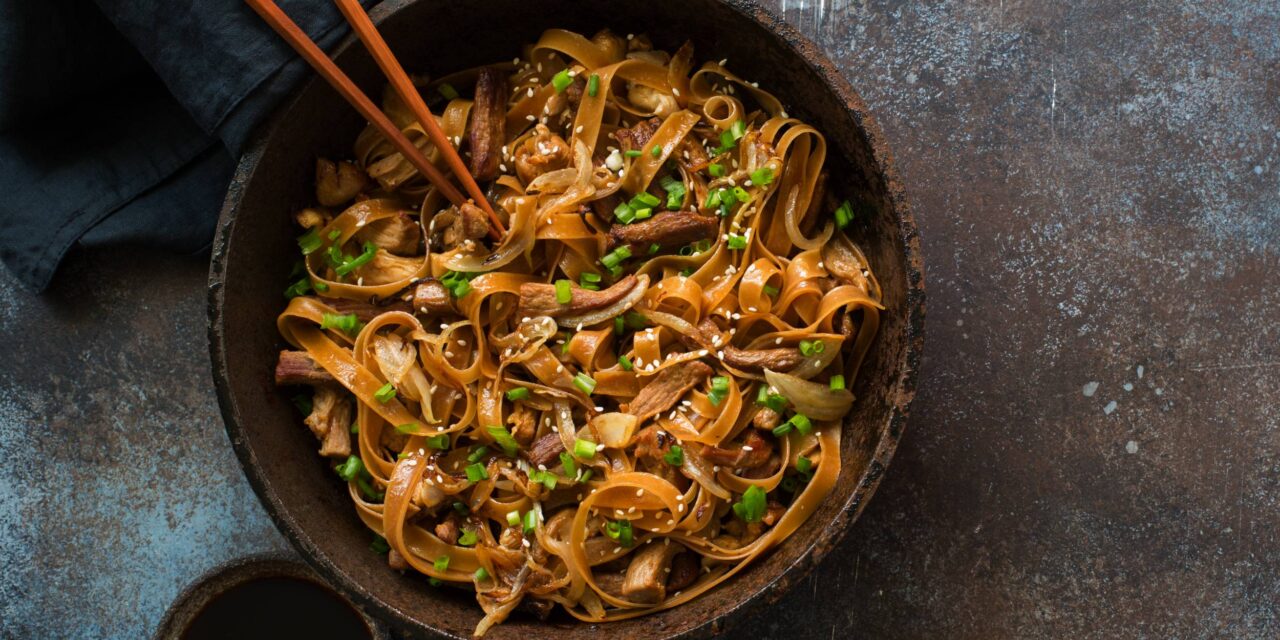 Rice noodles with beef and mushrooms