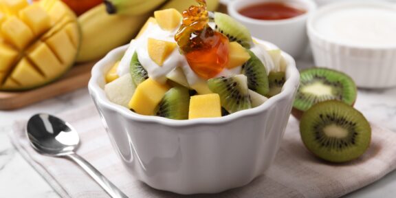 10 простых фруктовых салатов с йогуртом