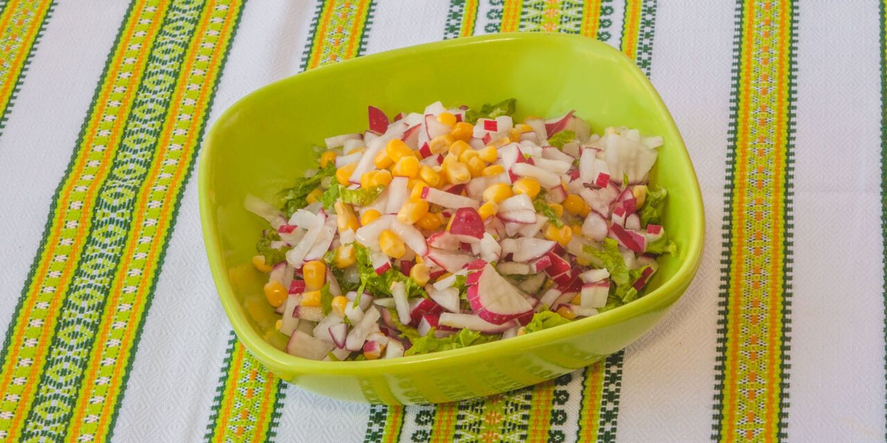 Салат «Весенний» с капустой, редисом и кукурузой