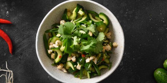 Китайский салат с зелёным луком, огурцами и кинзой: рецепт