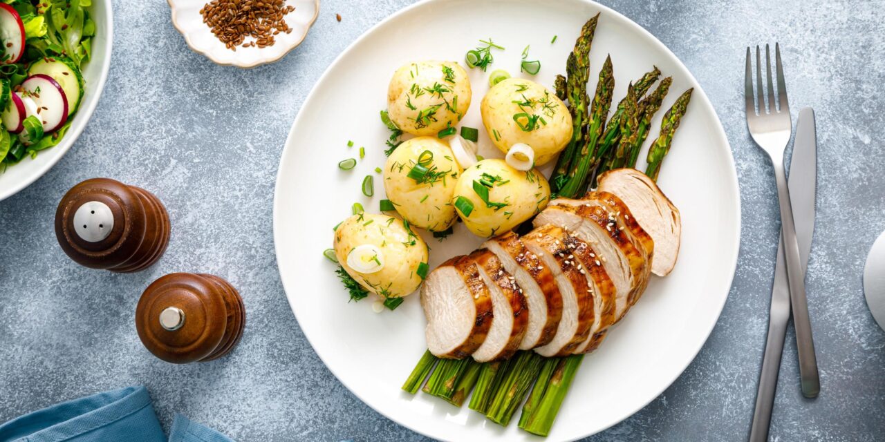 Chicken breast with potatoes and asparagus in the oven