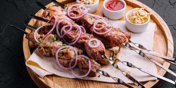 Шашлык из свинины с луком и кефиром: рецепт
