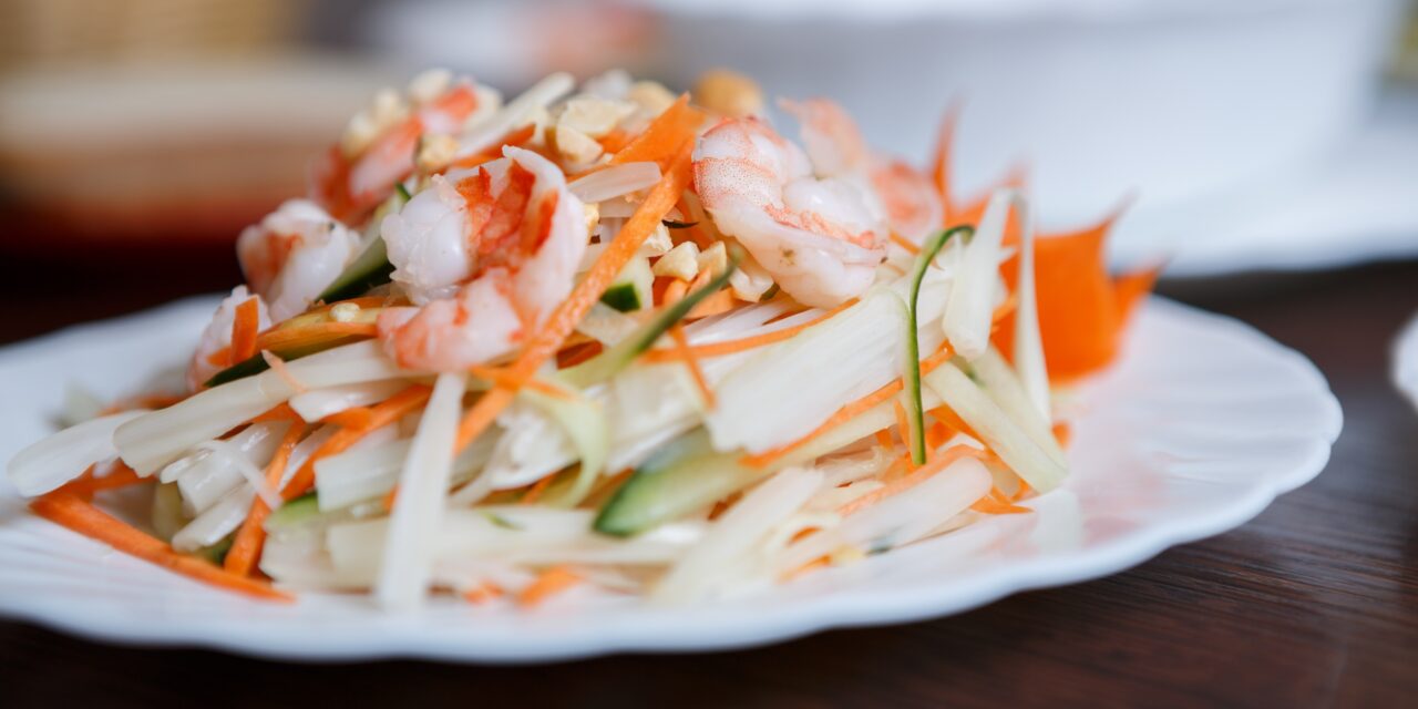 Вьетнамский салат с креветками и овощами