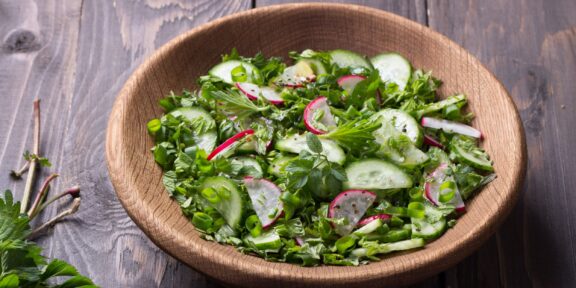 Салат с крапивой, огурцом и редисом: рецепт