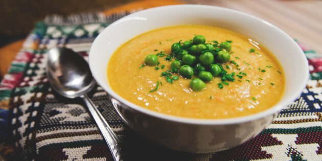 Суп с консервированной горбушей: подавайте блюдо горячим
