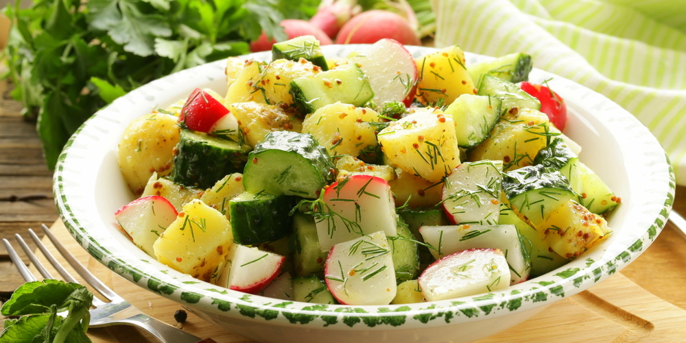 Салат с картошкой, огурцами и редисом