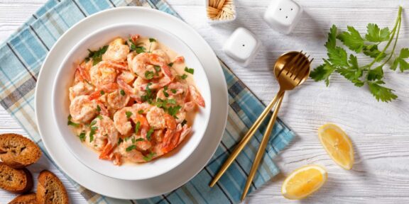 10 быстрых способов приготовить креветки в сливочном соусе