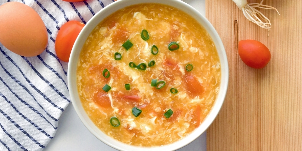 Китайский суп с яйцами и помидорами