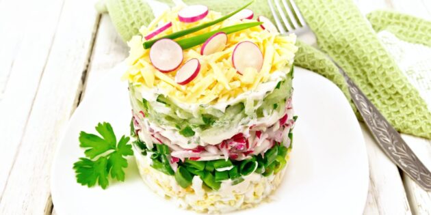 Слоёный салат из редиски, сыра и яиц: рецепт