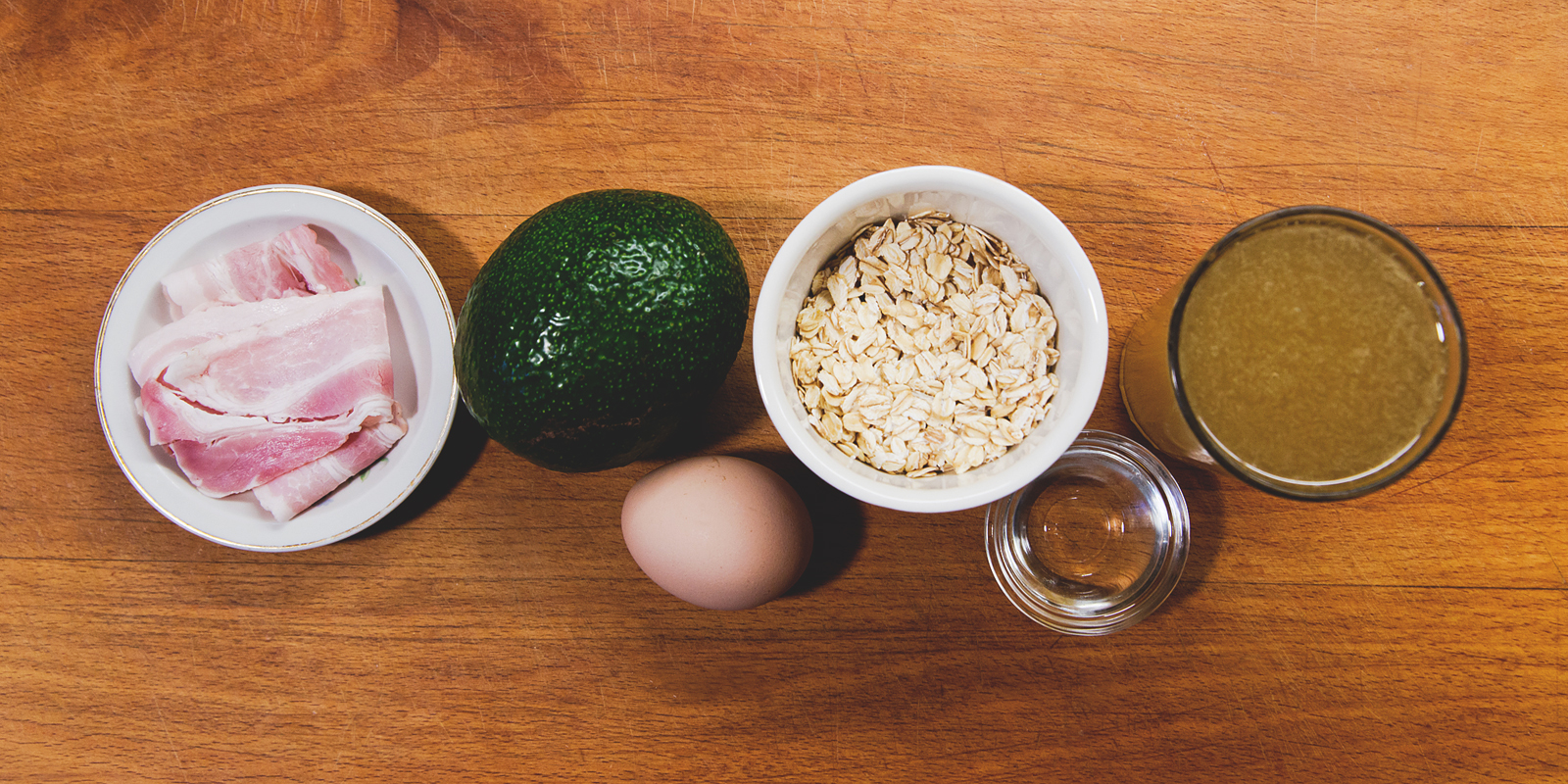 Овсянка на бульоне с яйцом пашот, беконом и авокадо: подготовьте ингредиенты