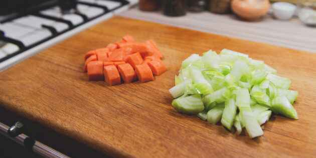 Суп с консервированной горбушей: нарежьте лук и морковку