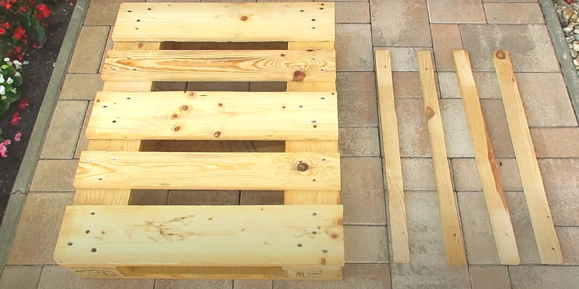 Подберите четыре деревянные дощечки, которые встанут в промежутки палеты