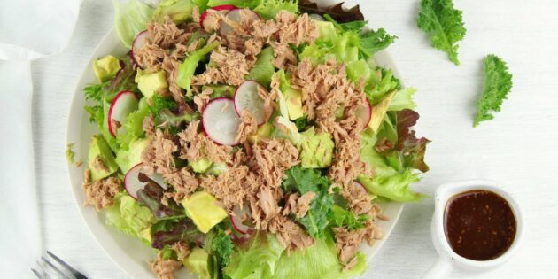 Салат из редиски, авокадо и тунца: рецепт