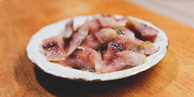 Норвежский салат с селёдкой и апельсином: разделайте и нарежьте рыбу