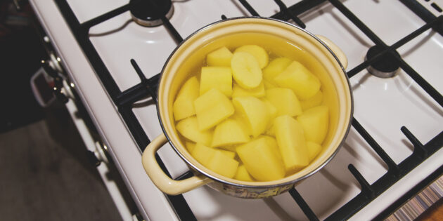 «Шведская шаверма» с селёдкой: нарежьте картошку и поставьте вариться