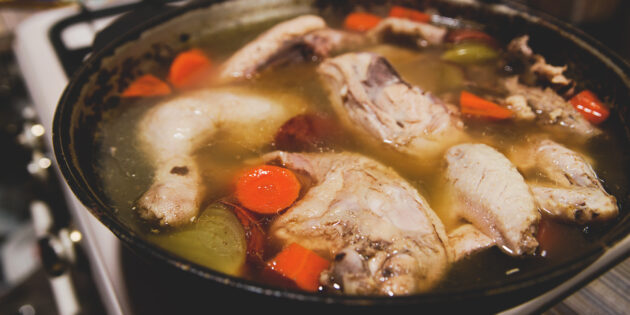 Chicken curry in creamy sauce: Boil the chicken