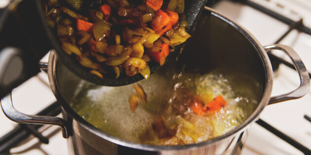 Суп с консервированной горбушей: добавьте овощи в кастрюлю