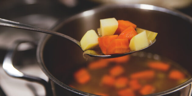 Суп с консервированной горбушей: варите блюдо до готовности моркови